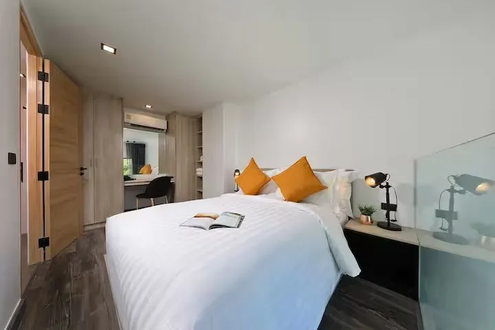 Pool Access Duplex, Най Харн — спальня с выходом в коридор и рабочей зоной