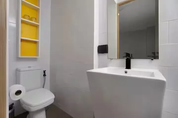 Pool Access Duplex, Най Харн — санузел с раковиной и зеркалом
