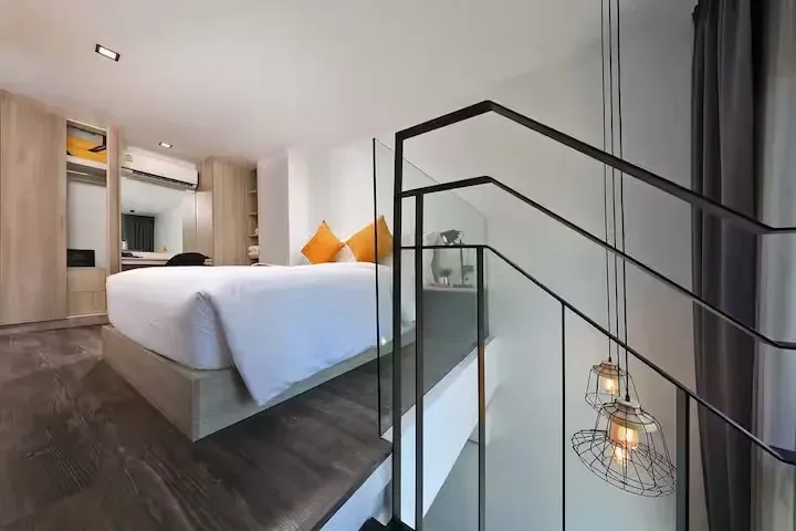 Pool Access Duplex, Най Харн — спальня на антресоли с видом вниз