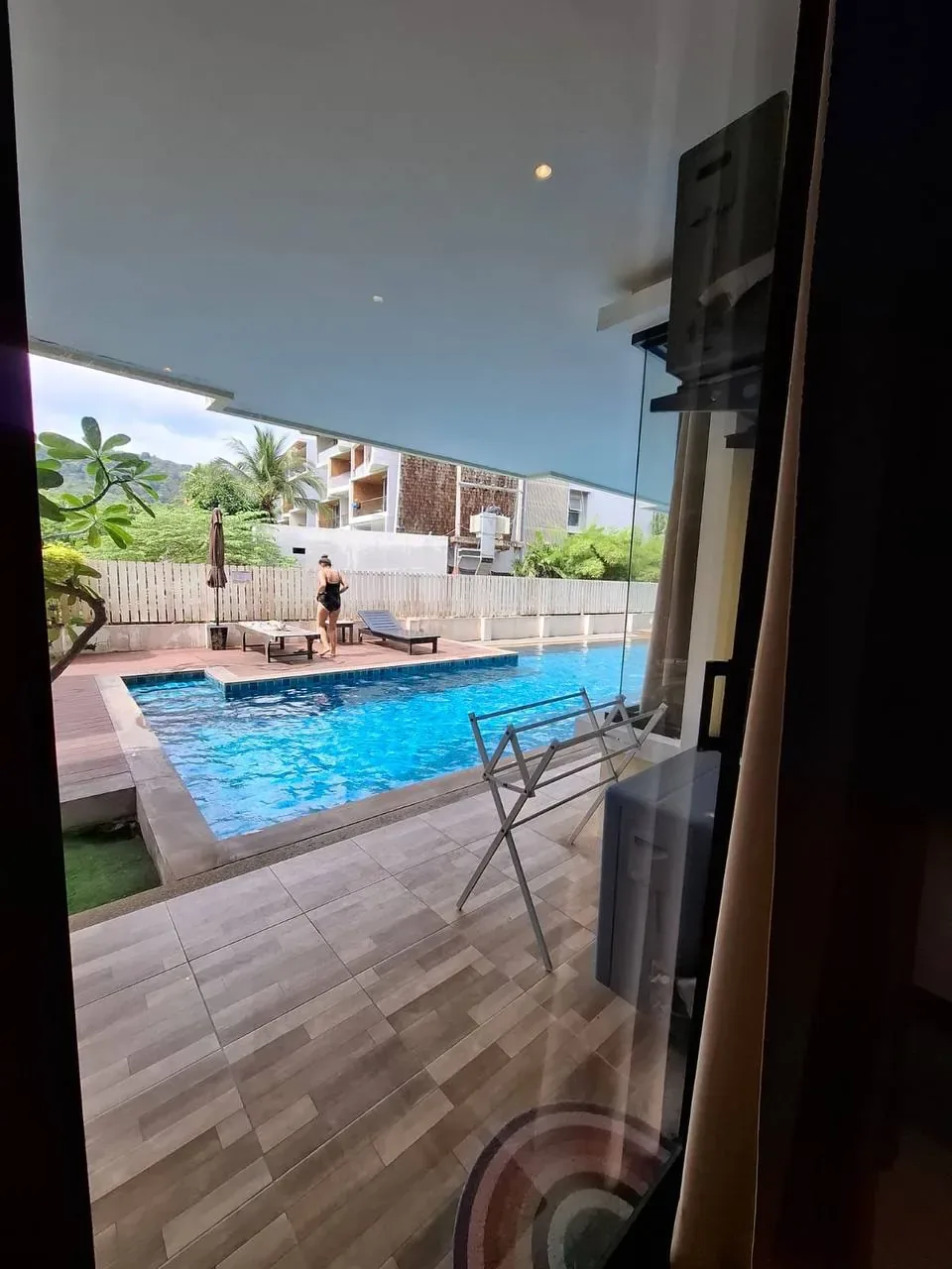 The Lago Naiharn Apartment, Най Харн — вид с террасы на бассейн комплекса