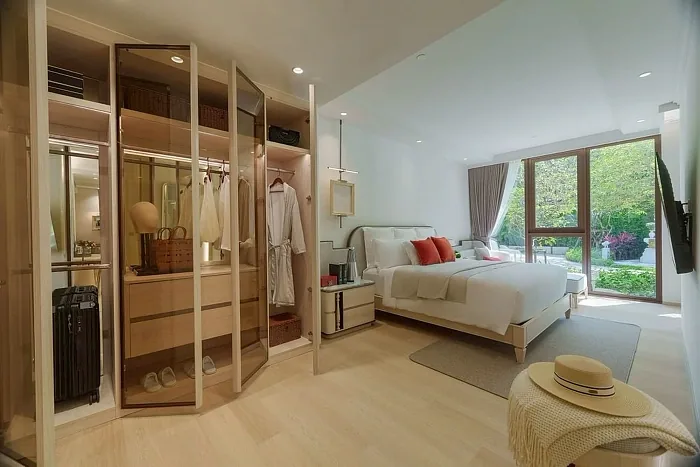 Спальня со стеклянной гардеробной и видом в сад — InterContinental Residences Kamala Beach, Камала