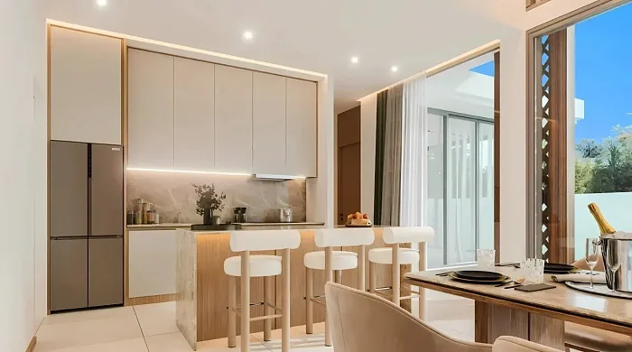Кухня с островом-баром и обеденным столом — The Ozone Campus Villa, Банг Тао
