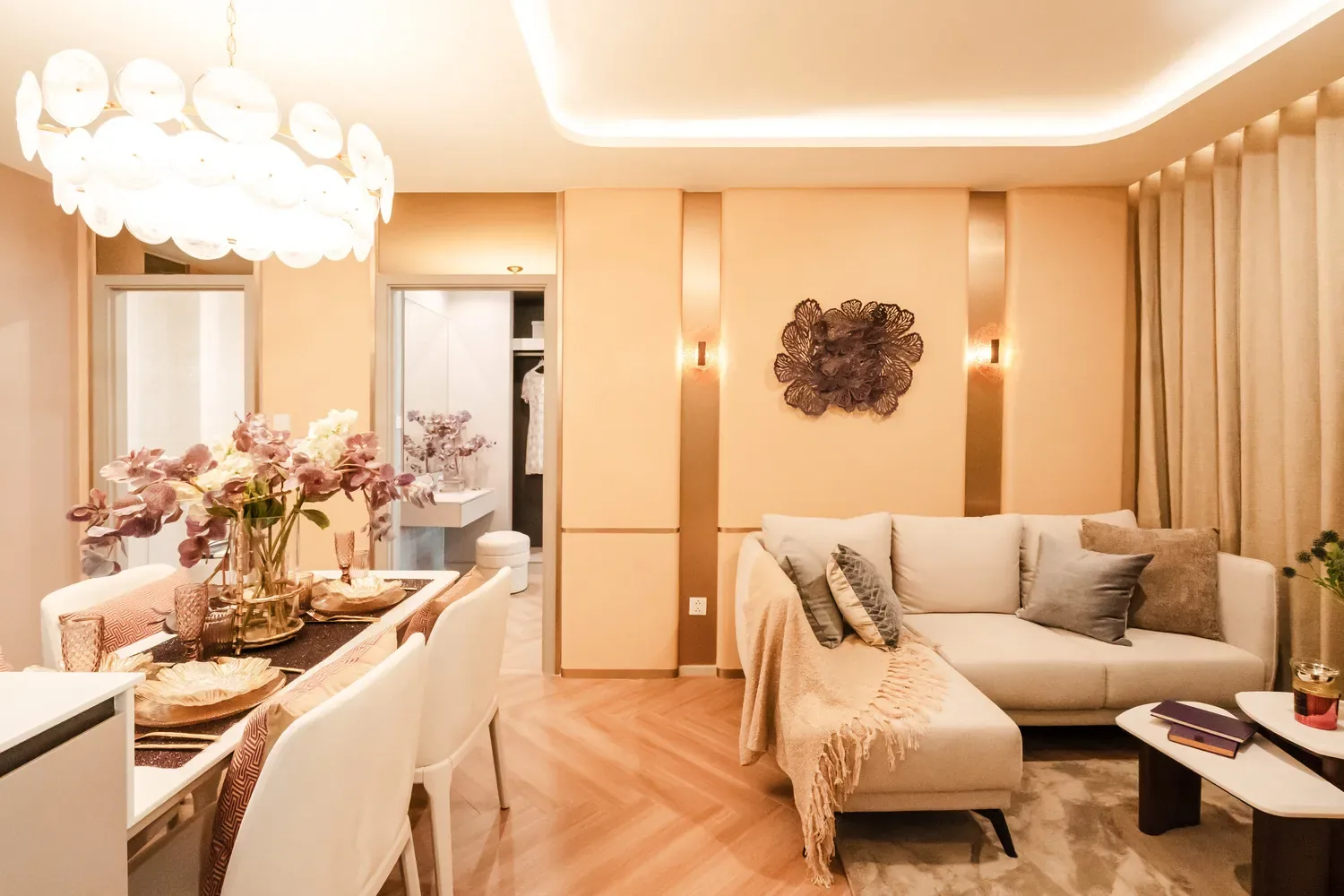 Гостиная-столовая с сервированным столом — The Title Coralina, Камала