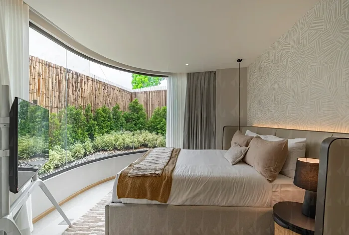 Спальня с панорамным окном и видом на зелень — Vibe Residence Karon, Карон