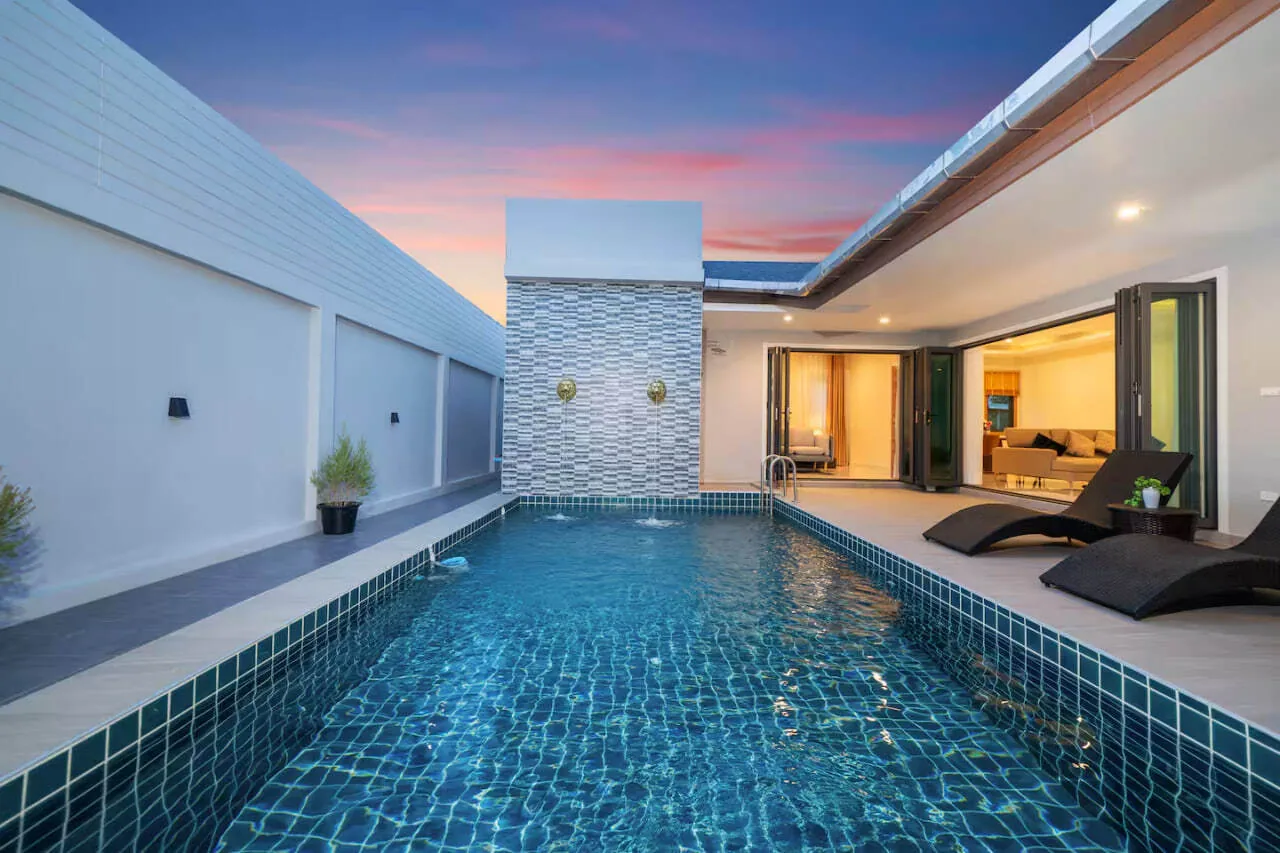 Rawai Stylish Pool Villa, Раваи — бассейн вдоль виллы с каменной стеной-водопадом