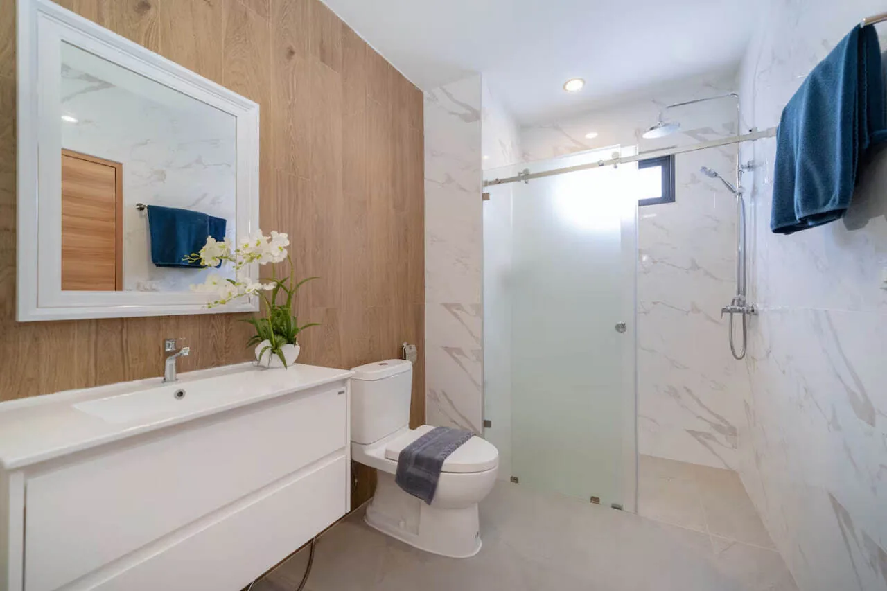 Villa Maple, Раваи — душевая с деревянными панелями и стеклянной перегородкой