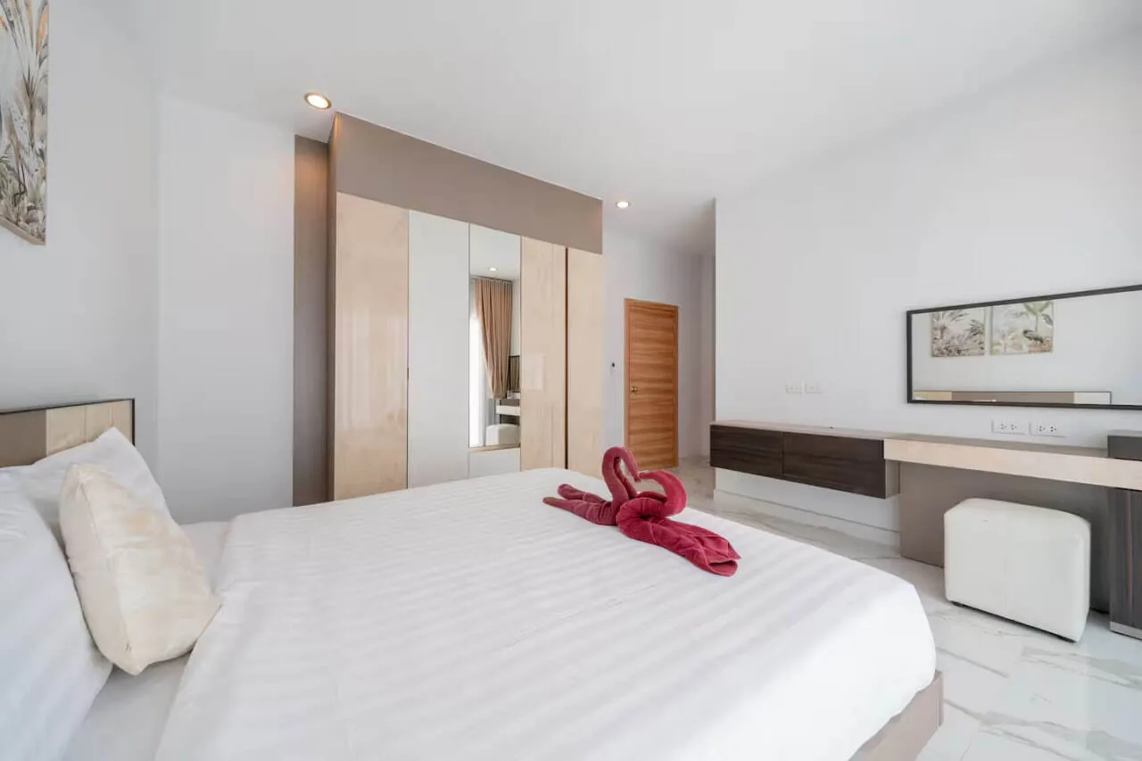Villa Maple, Раваи — спальня с зеркальным шкафом и туалетным столиком