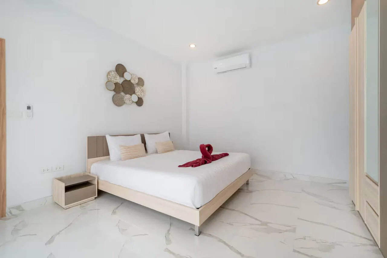 Villa Maple, Раваи — спальня со встроенным шкафом во всю стену
