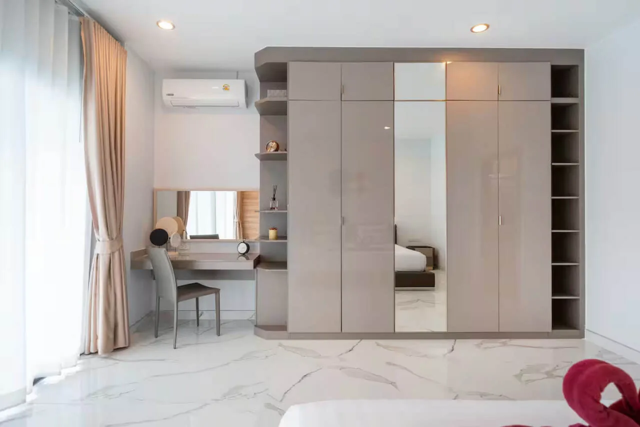 Villa Maple, Раваи — гардеробная со встроенными шкафами и зеркалом