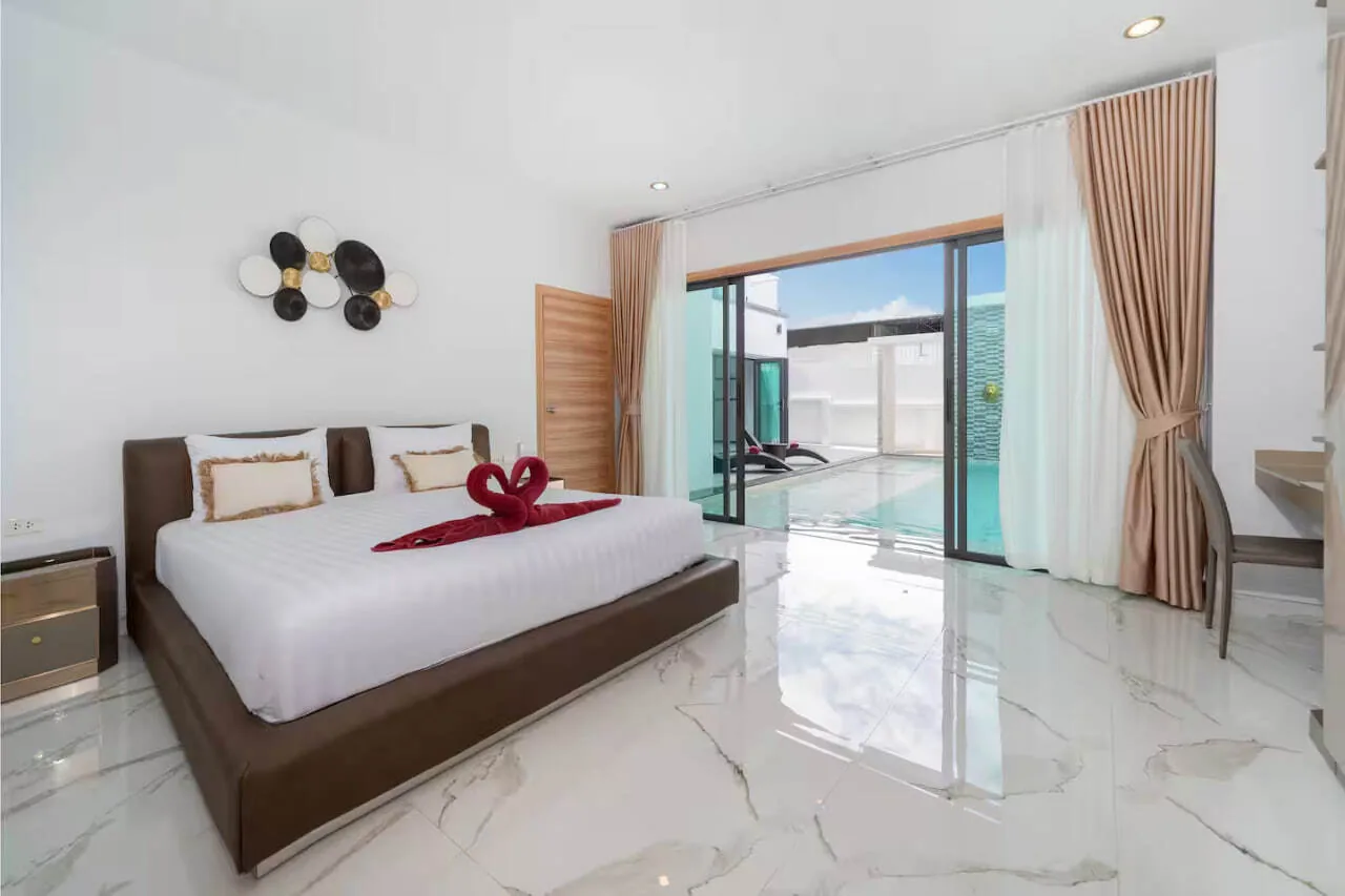 Villa Maple, Раваи — спальня с выходом к бассейну