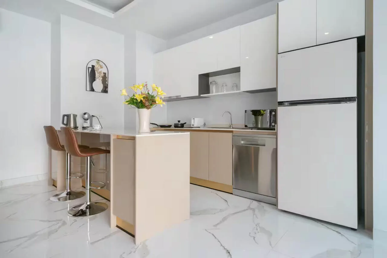 Villa Maple, Раваи — кухня с островом, барными стульями и посудомоечной машиной