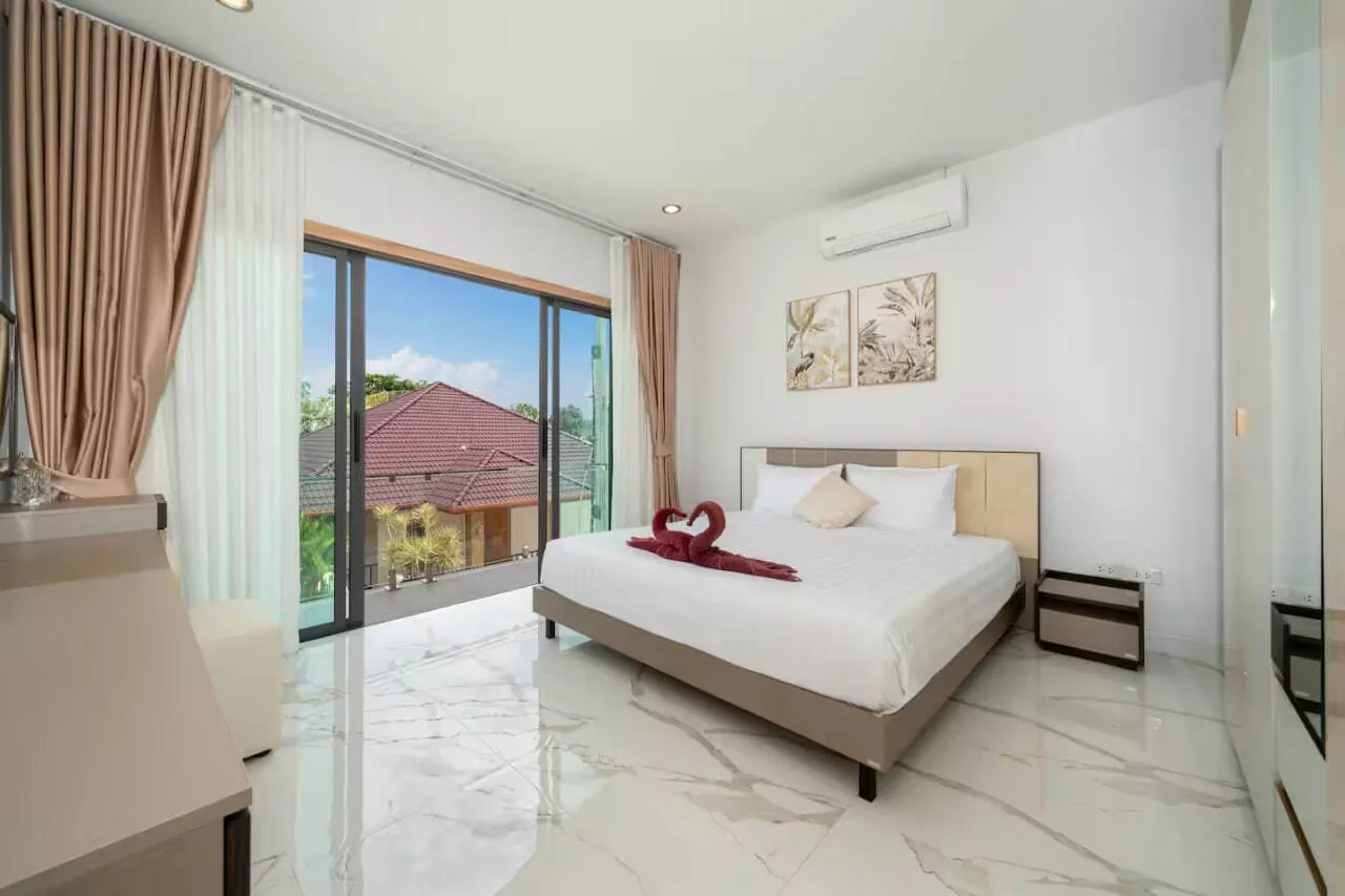 Villa Maple, Раваи — спальня с панорамной дверью на террасу
