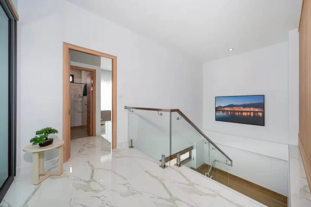 Villa Maple, Раваи — холл второго этажа со стеклянными перилами