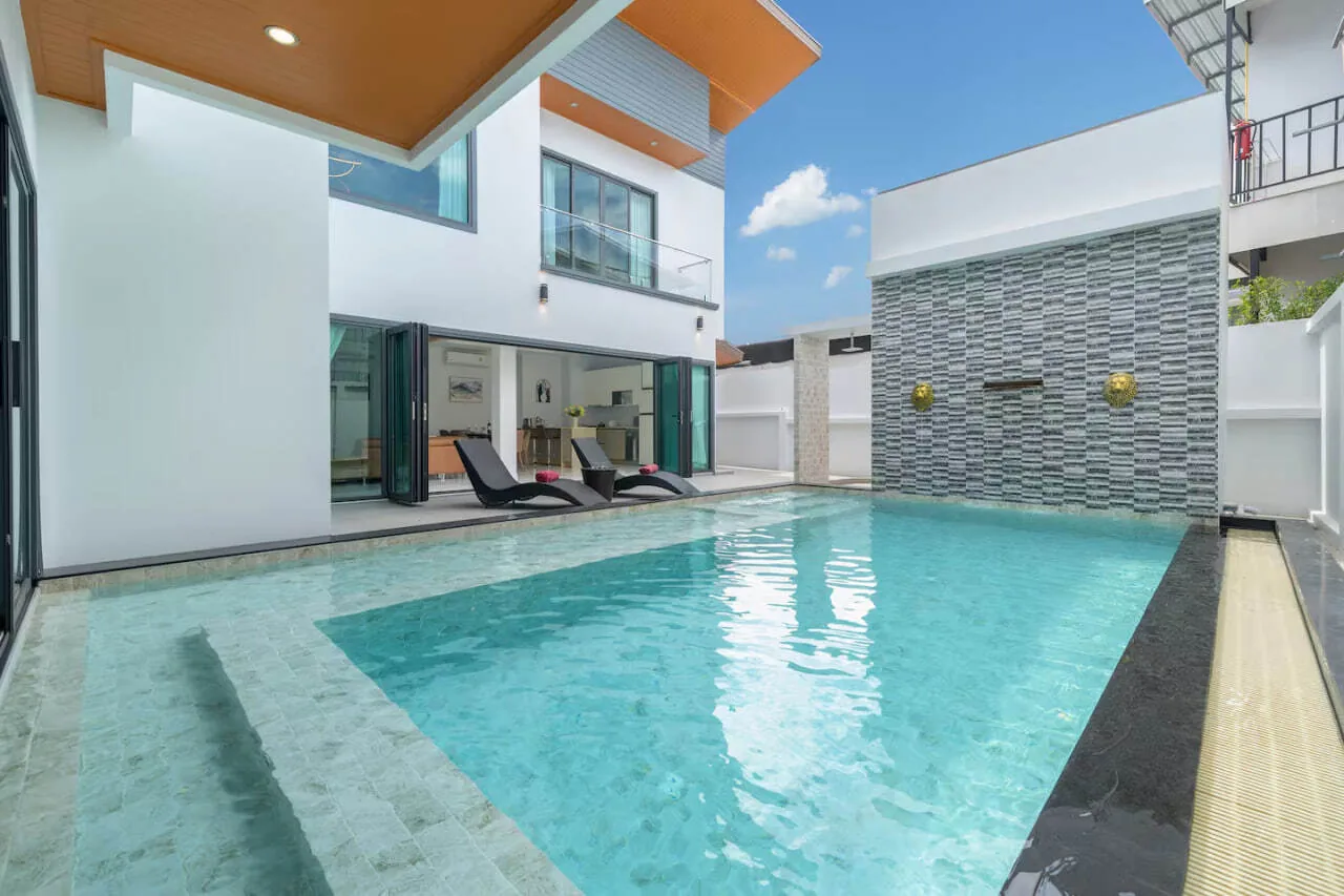 Villa Maple, Раваи — бассейн во внутреннем дворе виллы днём