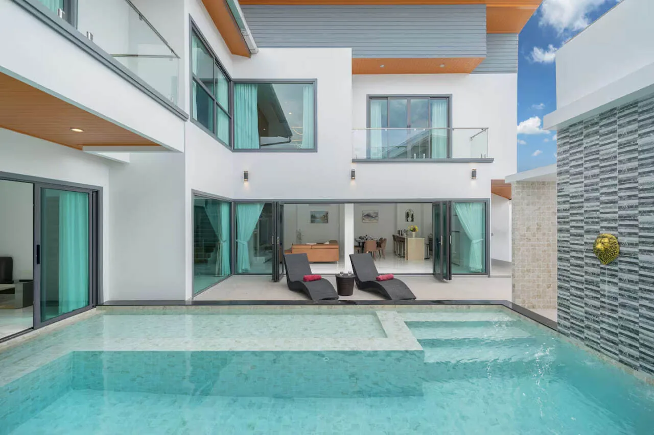 Villa Maple, Раваи — бассейн с лежаками между корпусами виллы