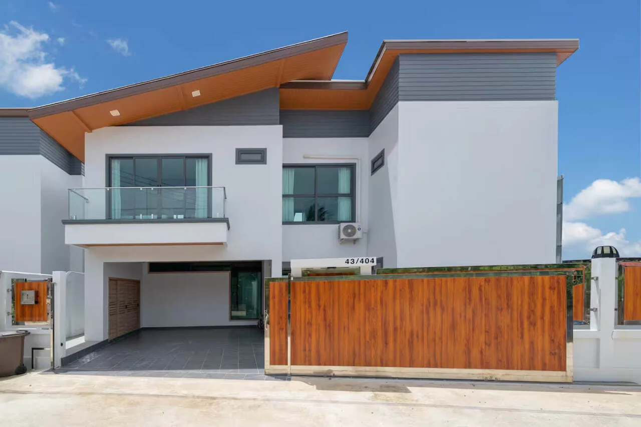 Villa Maple, Раваи — фасад виллы с крытой парковкой
