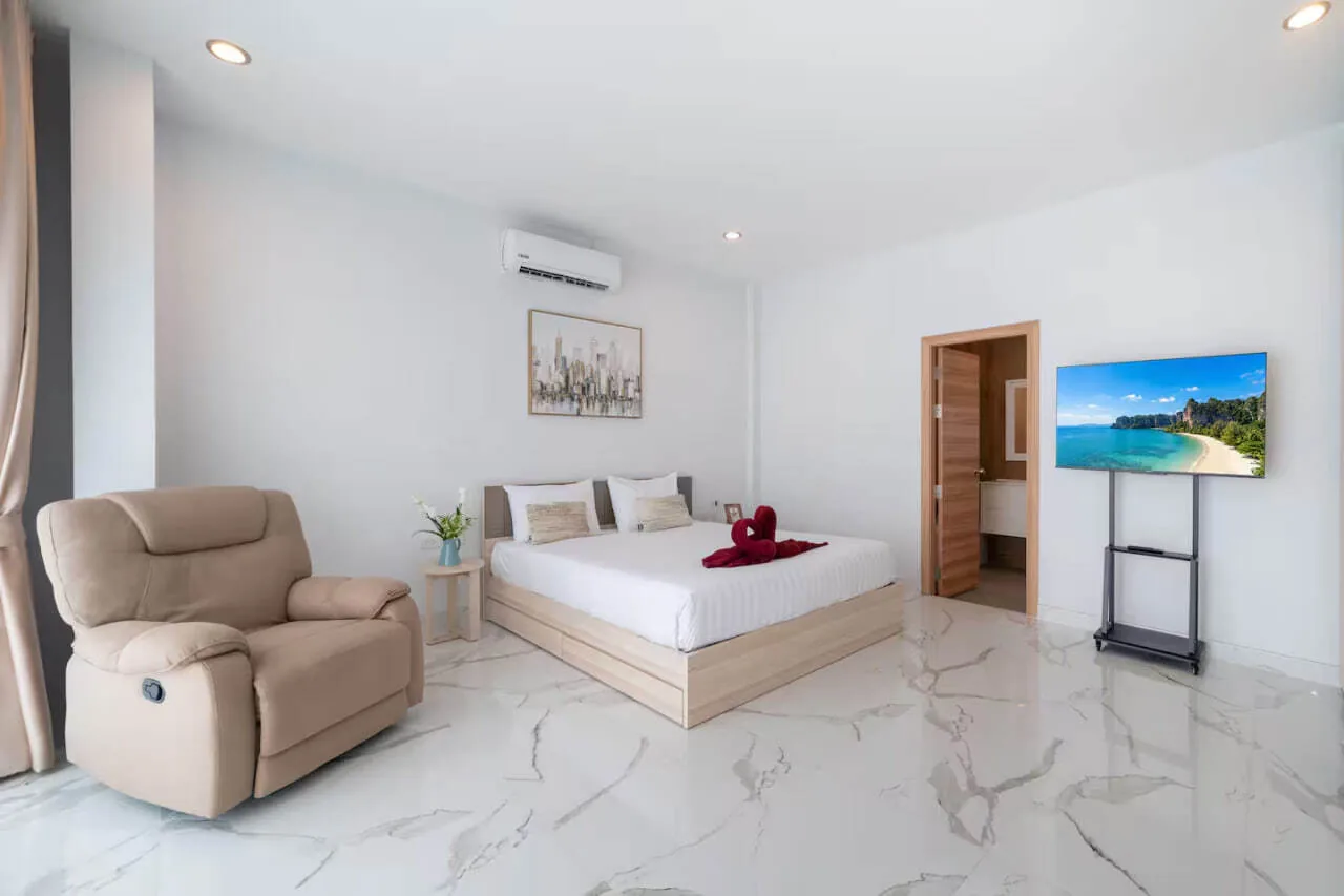 Villa Maple, Раваи — мастер-спальня с креслом и телевизором