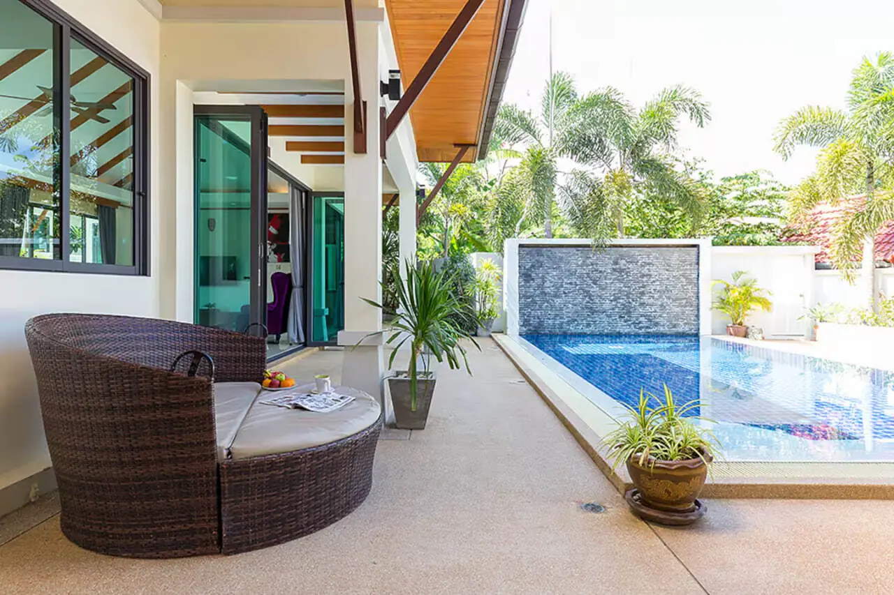Tropical 3BR Villa, Раваи — терраса с плетёной мебелью у бассейна
