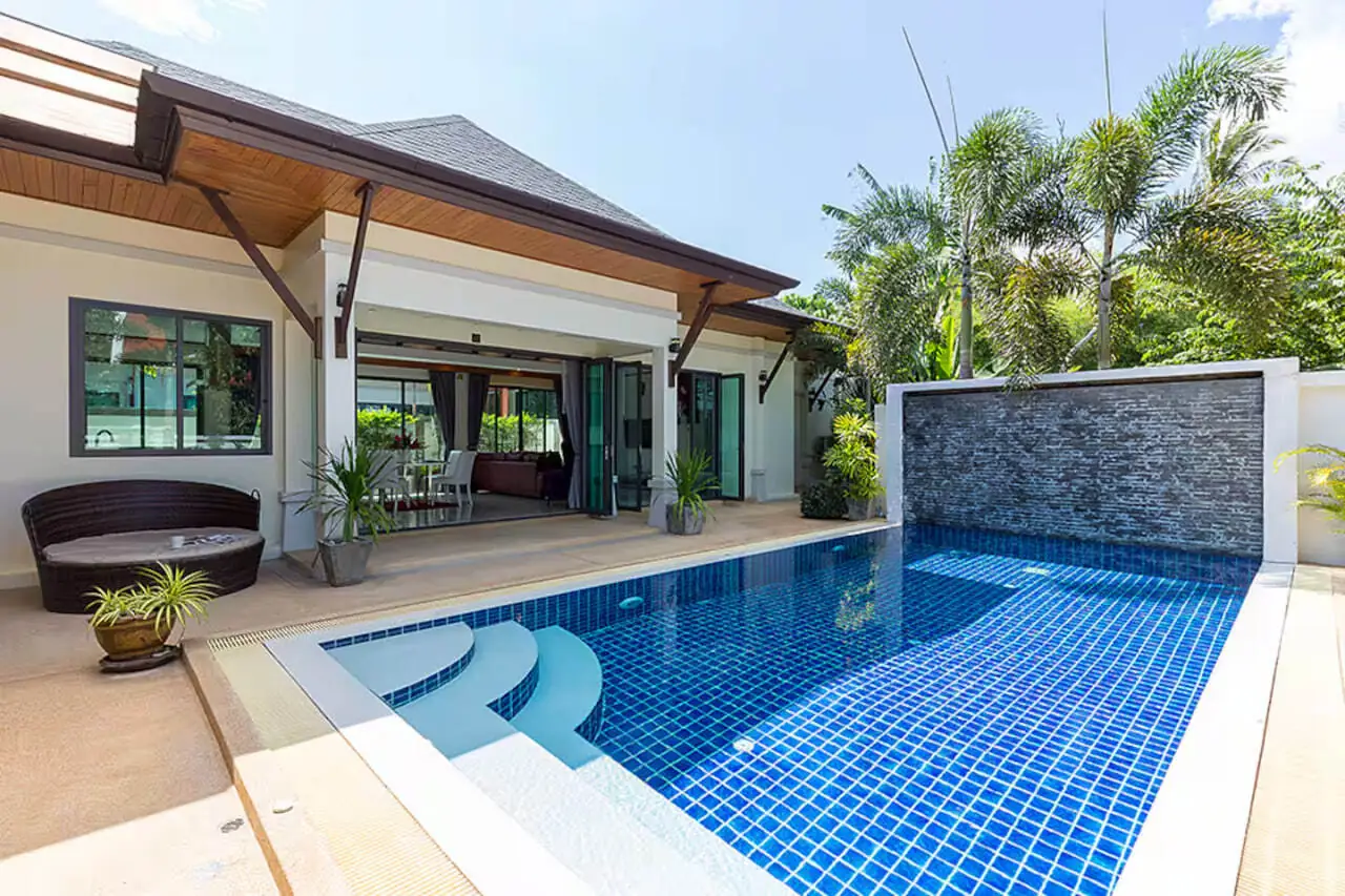 Tropical 3BR Villa, Раваи — терраса и бассейн виллы днём