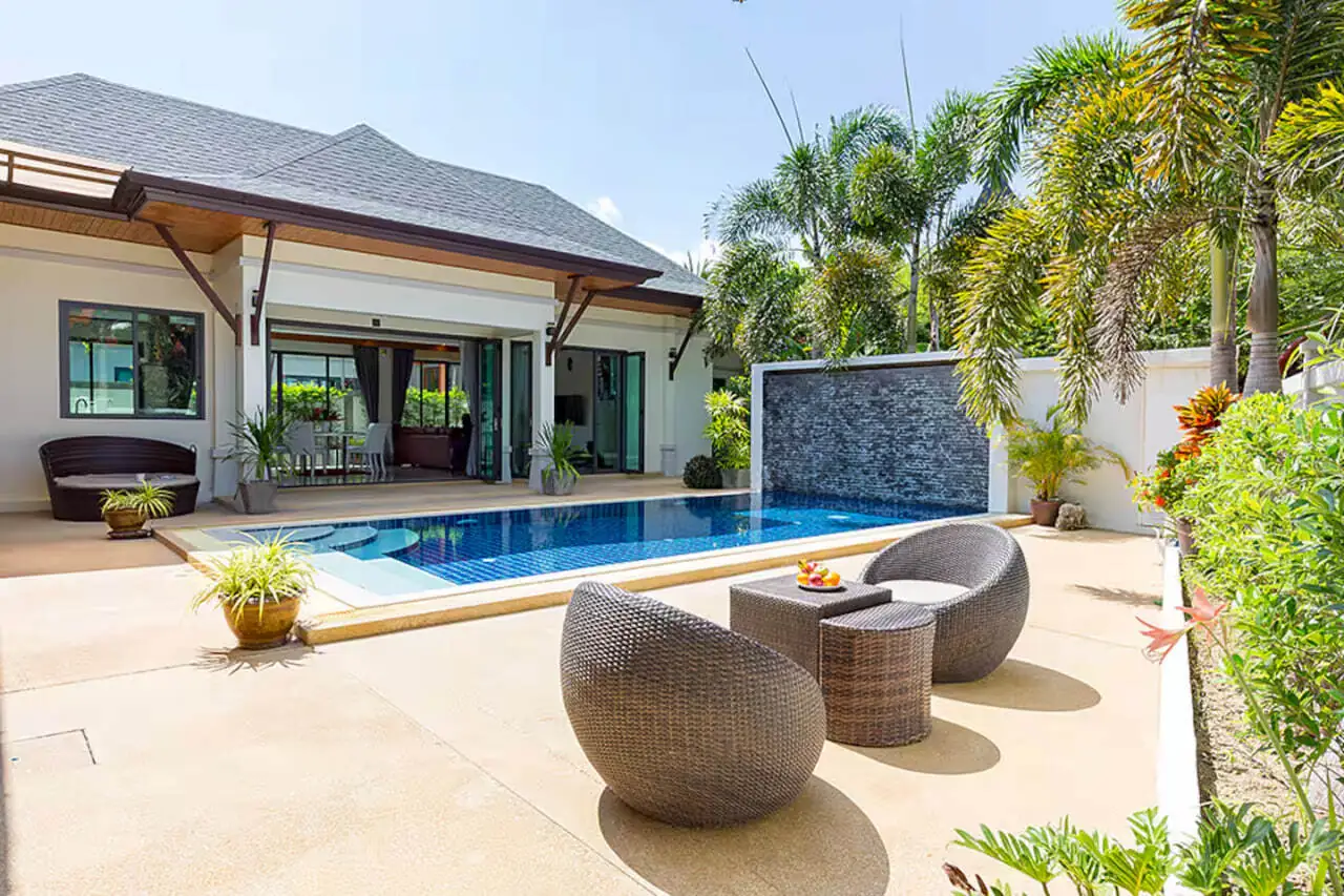 Tropical 3BR Villa, Раваи — бассейн и лаунж-зона среди пальм