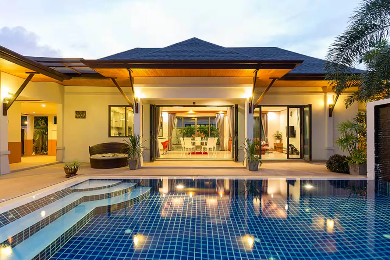 Tropical 3BR Villa, Раваи — подсвеченный бассейн у виллы вечером