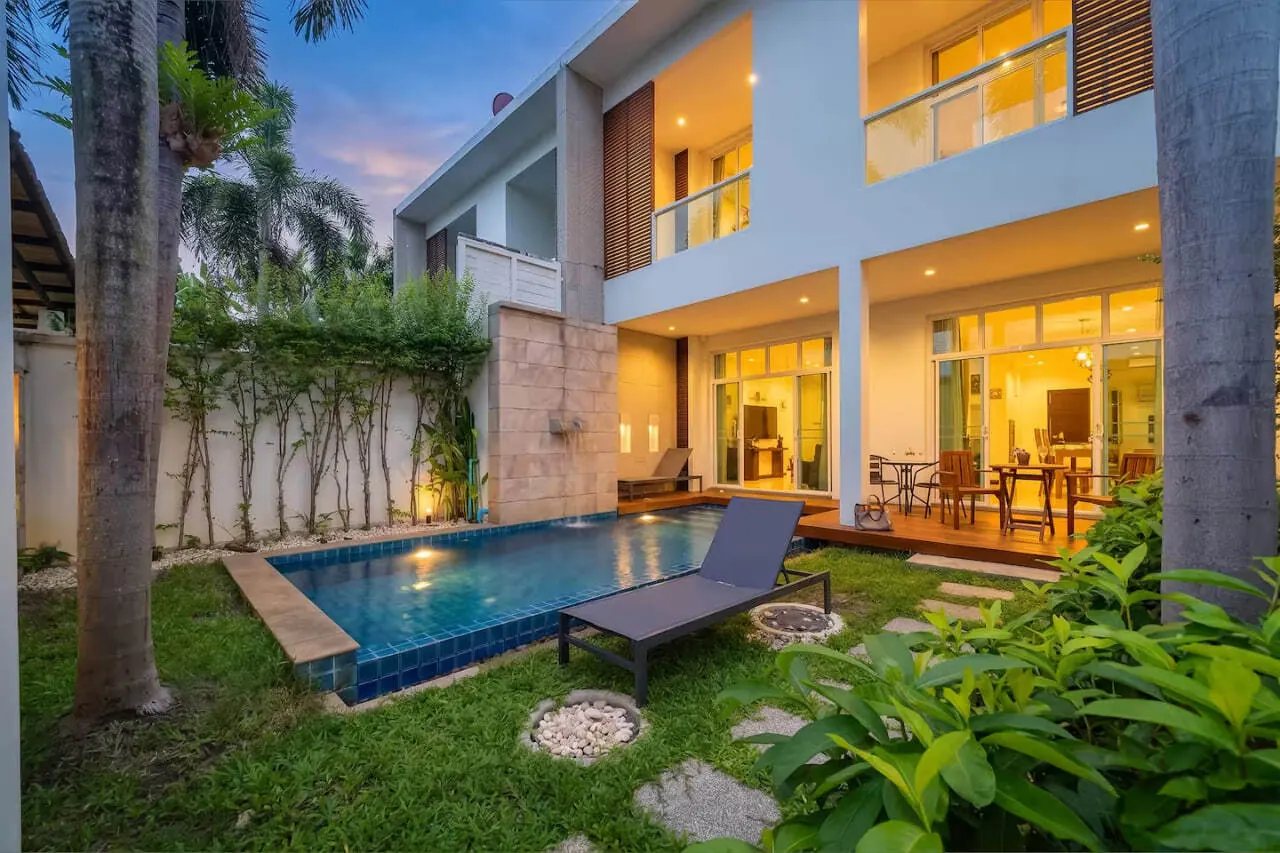 The Harmony Villa, Раваи — вилла и бассейн в сумерках