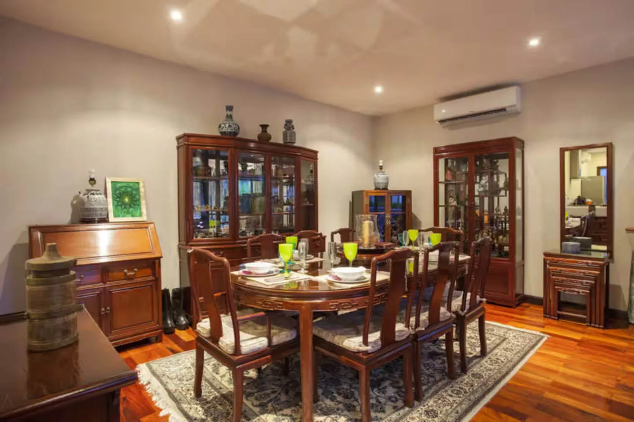 Villa Toya, Раваи — столовая с антикварной мебелью и витриной