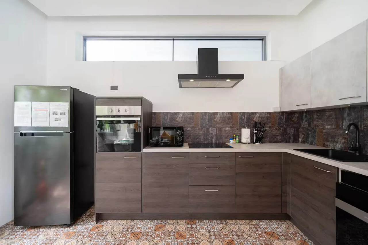 Villa Isawan, Раваи — кухня с холодильником и встроенной техникой