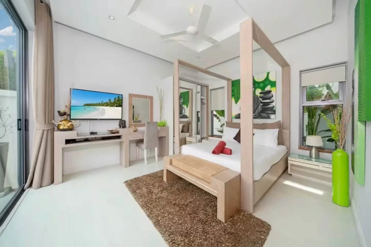 Villa Isawan, Раваи — спальня с телевизором и рабочим столом
