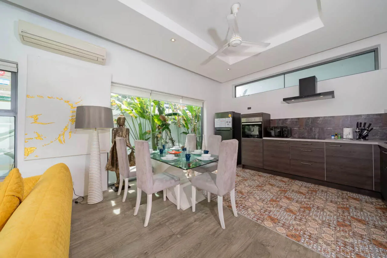 Villa Isawan, Раваи — столовая на четверых рядом с кухней