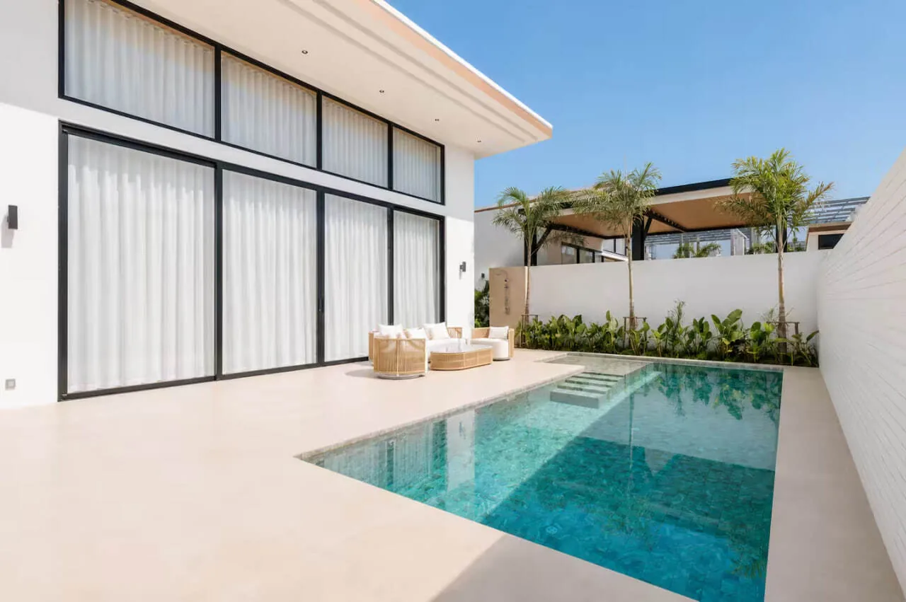 Modern Pool Villa V315, Раваи — бассейн и лаунж-зона на террасе виллы