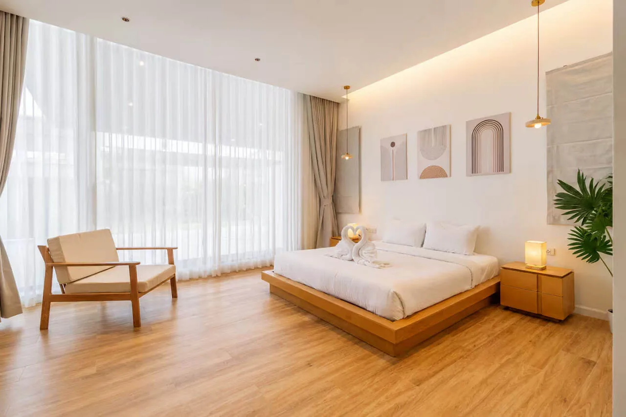Modern Pool Villa V315, Раваи — спальня с креслом у панорамного окна