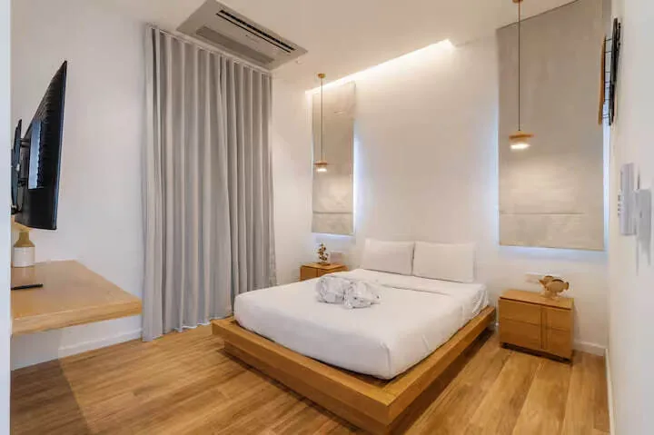 Modern Pool Villa V315, Раваи — спальня с телевизором и деревянным полом
