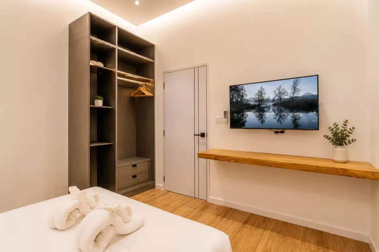 Modern Pool Villa V315, Раваи — спальня со встроенным шкафом и телевизором