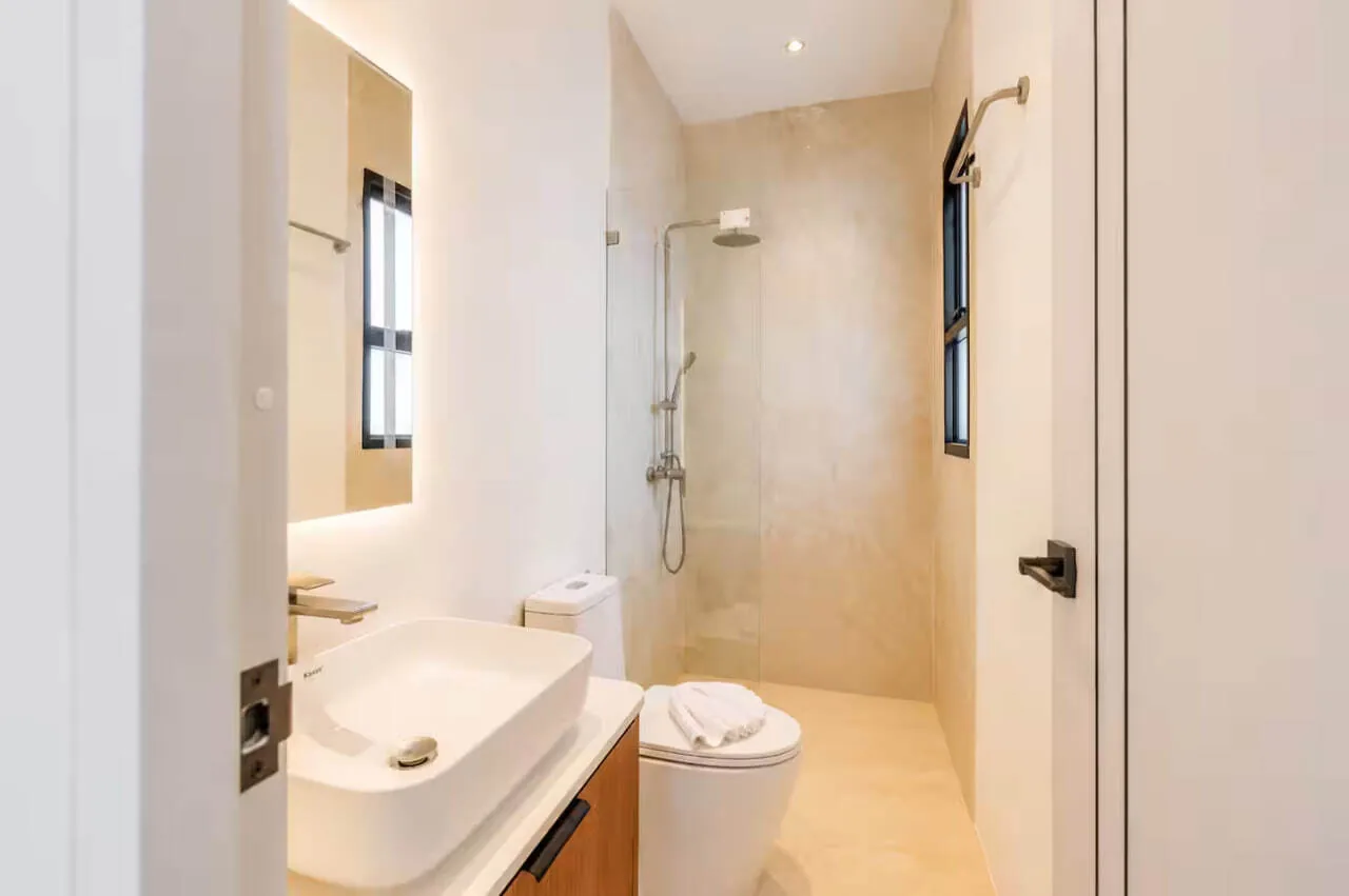 Modern Pool Villa V315, Раваи — санузел с душевой за стеклом
