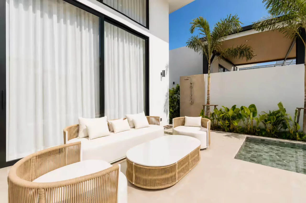 Modern Pool Villa V315, Раваи — лаунж-зона на террасе у бассейна