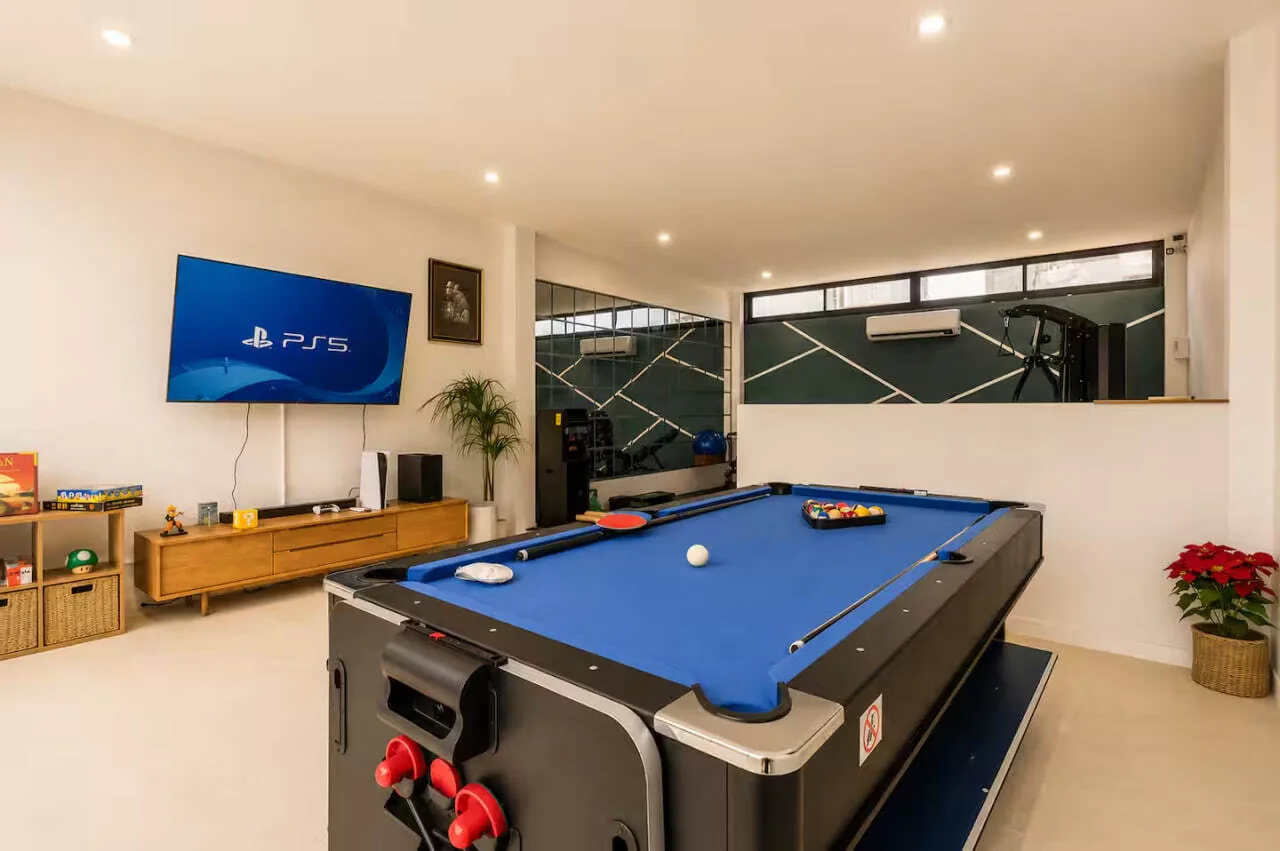 Modern Pool Villa V315, Раваи — бильярдный стол и телевизор в игровой