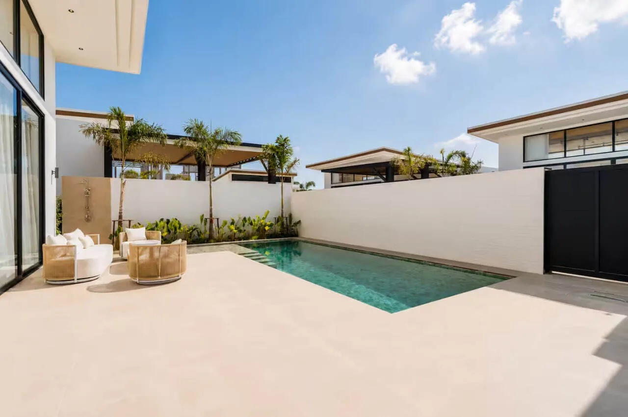 Modern Pool Villa V315, Раваи — бассейн вдоль виллы и вид на посёлок