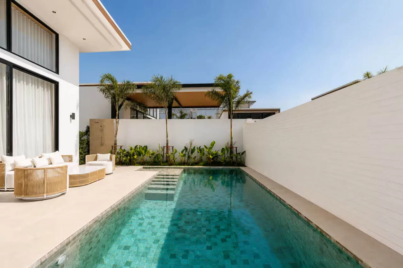 Modern Pool Villa V315, Раваи — бассейн с лаунж-мебелью днём