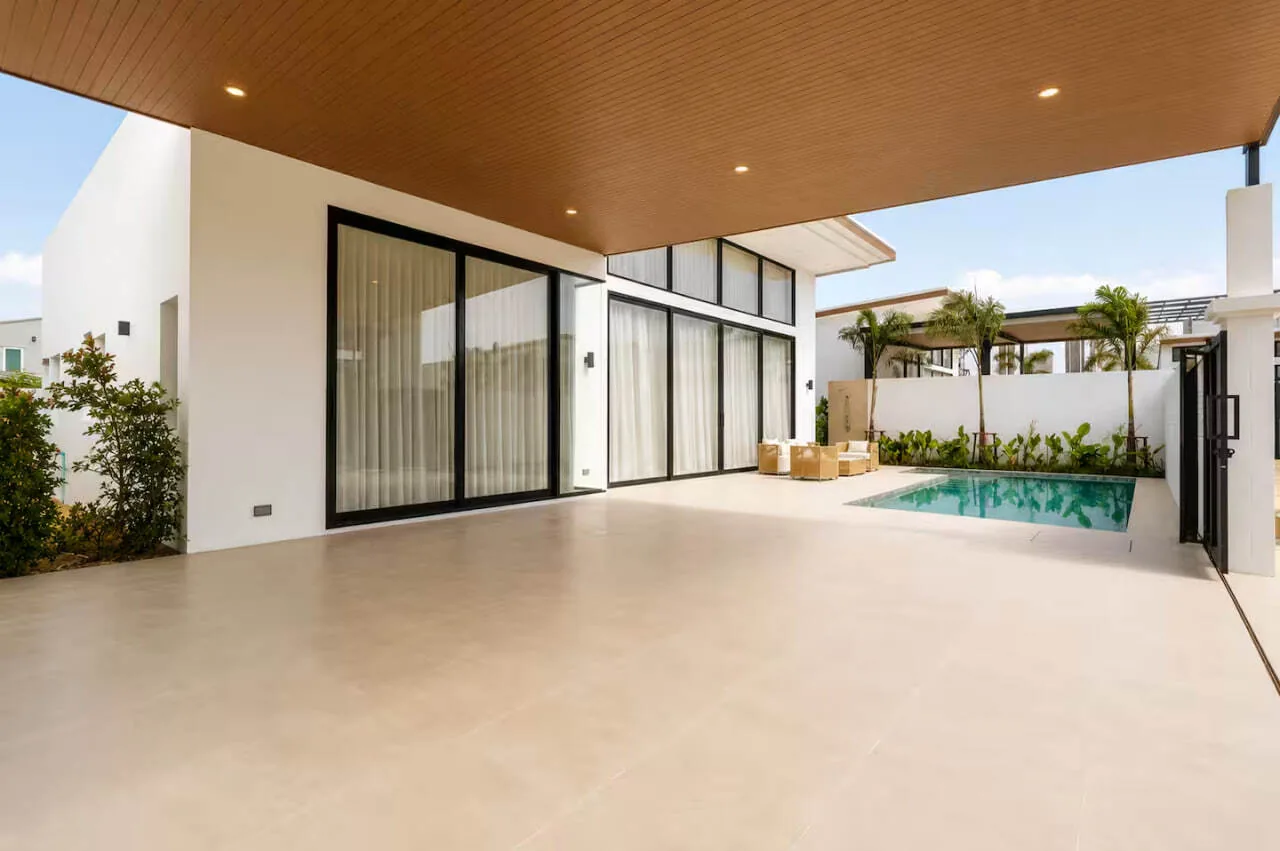 Modern Pool Villa V315, Раваи — терраса под деревянным навесом у бассейна