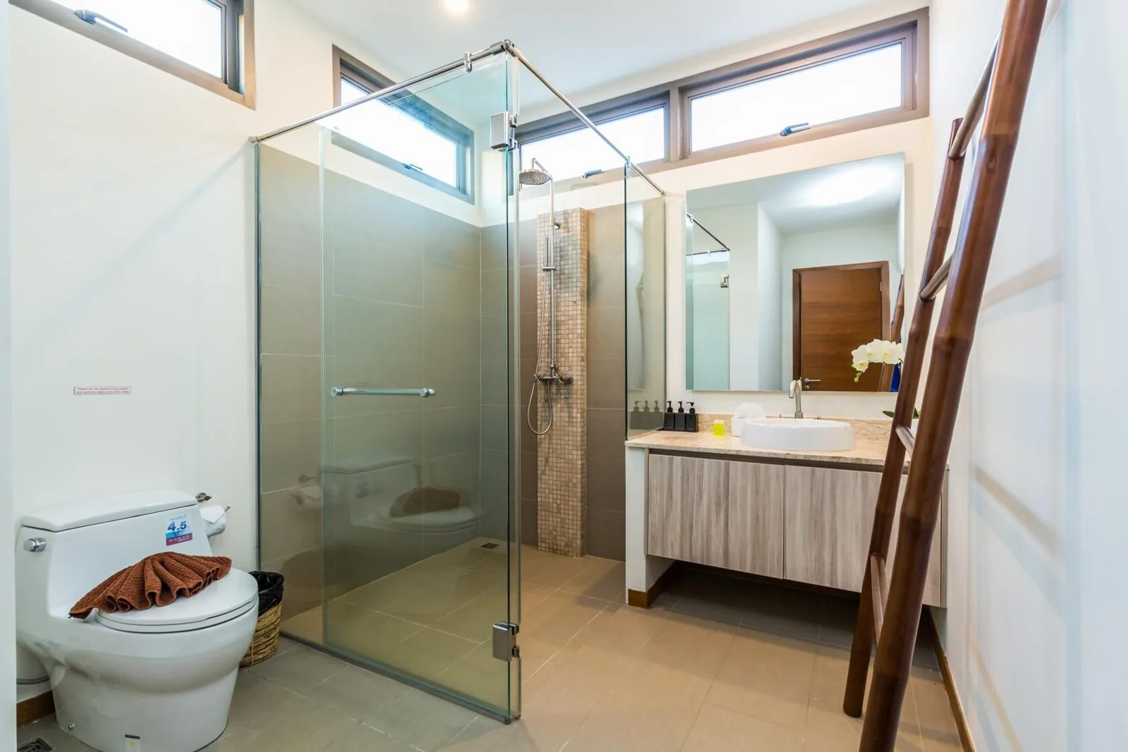 Ka Villa 42, Раваи — душевая за стеклом и раковина на тумбе