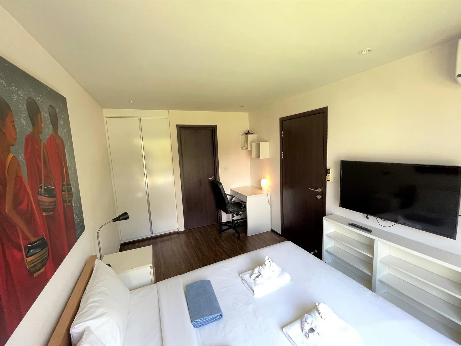The Title Condominium, Раваи — спальня с телевизором и рабочим местом