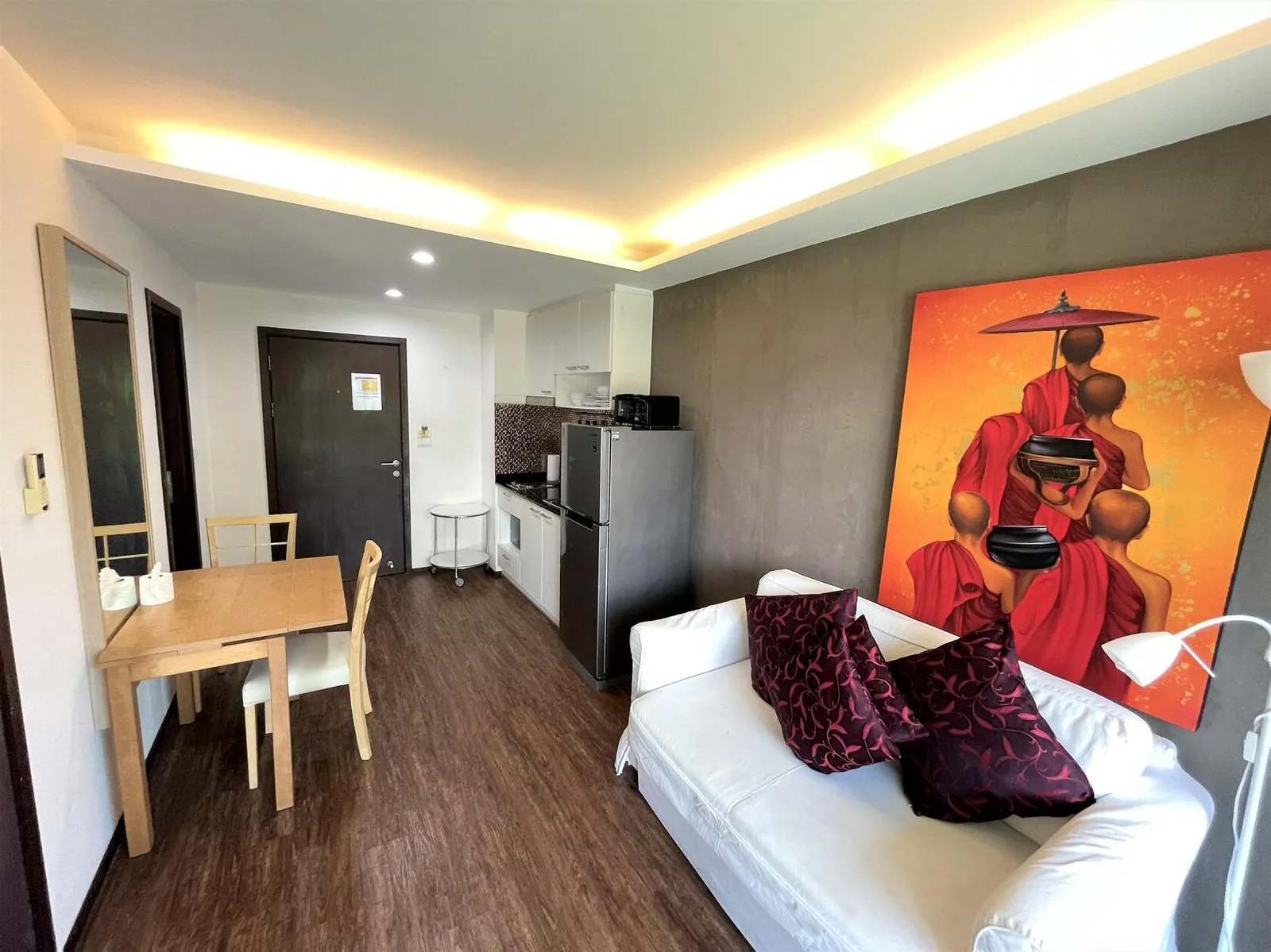 The Title Condominium, Раваи — гостиная с обеденной зоной и кухней