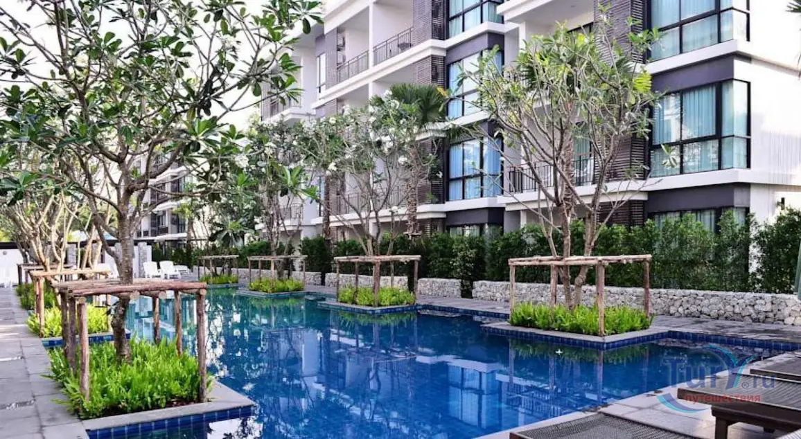 The Title Condominium, Раваи — бассейн комплекса с шезлонгами и перголами