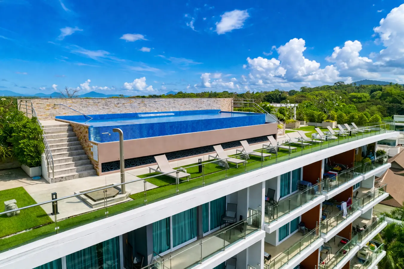 Babylon Sky Garden, Раваи — бассейн на крыше с видом на район