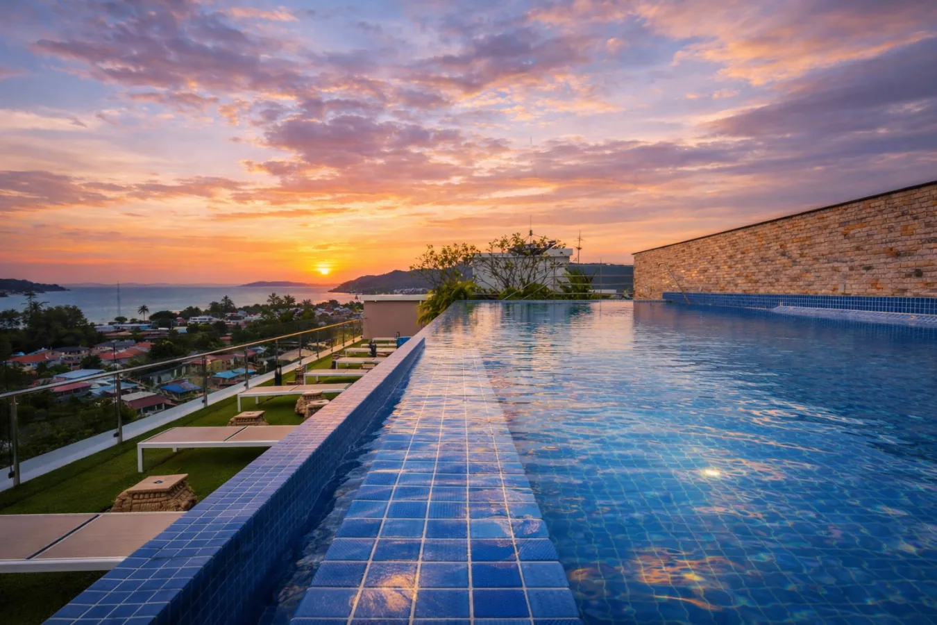 Babylon Sky Garden, Раваи — закат с бассейна на крыше