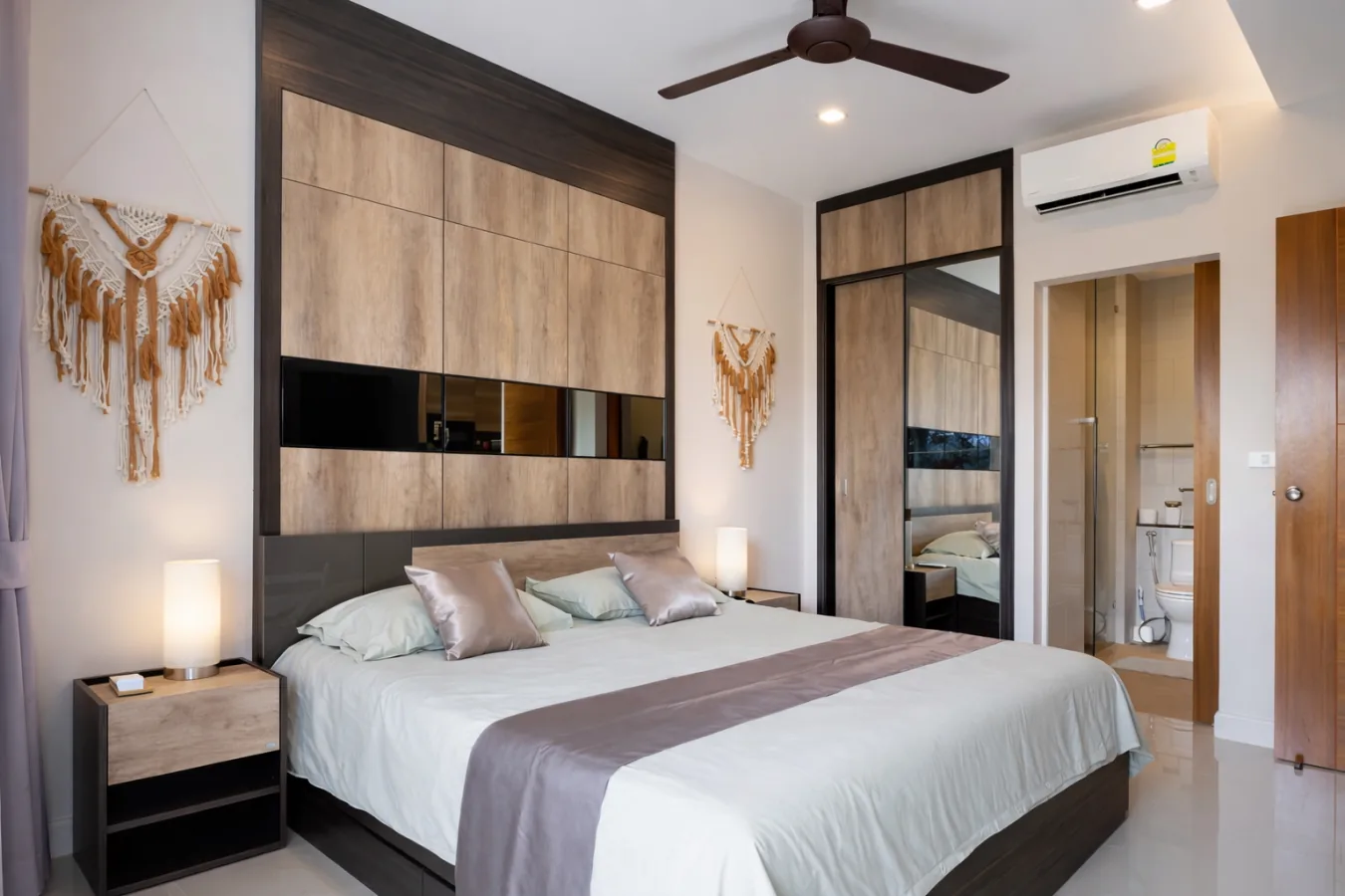 Babylon Sky Garden, Раваи — спальня с зеркальным шкафом и вентилятором