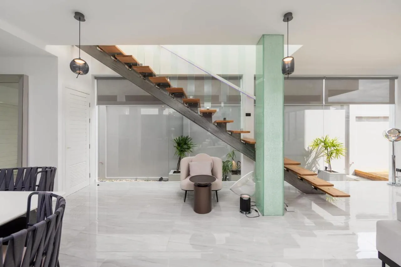 Villa Satori, Раваи — лестница и зона отдыха у окна