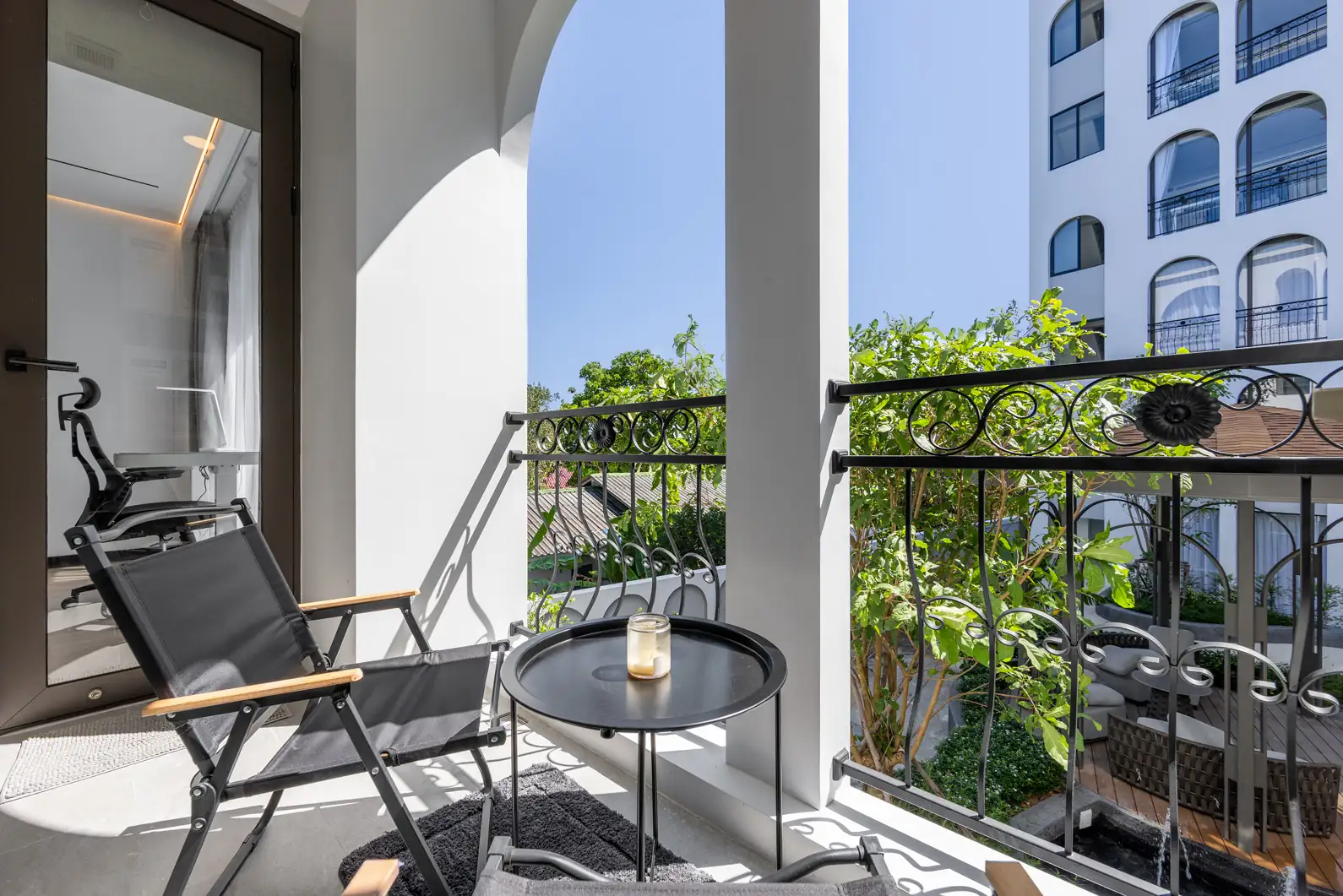 Harmony Suite Isola, Раваи — балкон с видом на соседний корпус