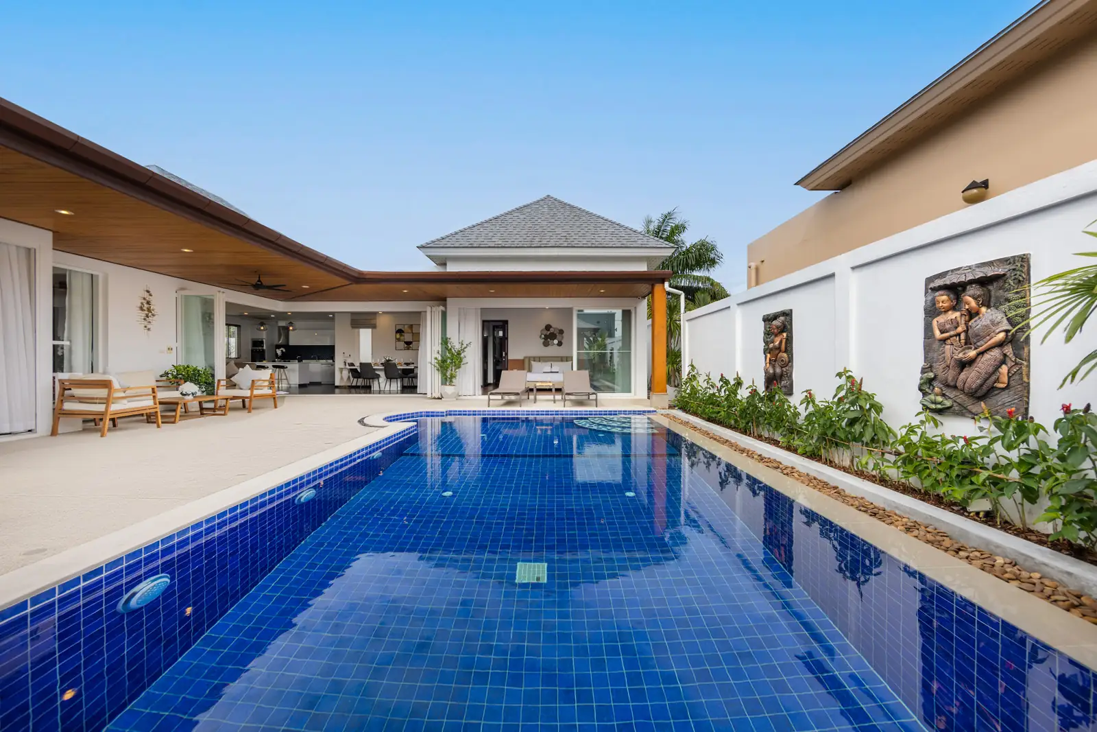Villa Hemi, Раваи — бассейн и терраса вдоль двух крыльев
